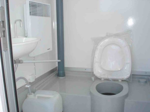 toalettkabin tanktoalett isolert på tilhengerunderstell