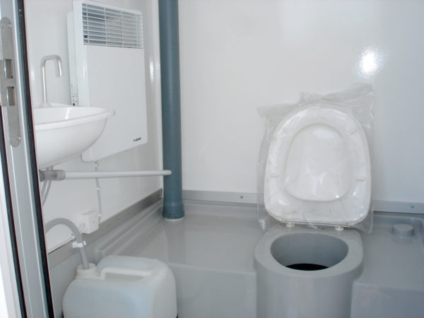 toalettkabin tanktoalett isolert